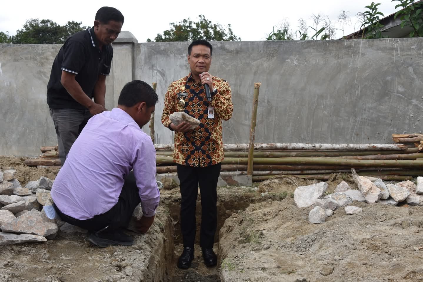 Bupati Humbahas Letakkan Batu Pertama Pembangunan Rumah Dinas Pendeta HKBP Resort Marbun Barat