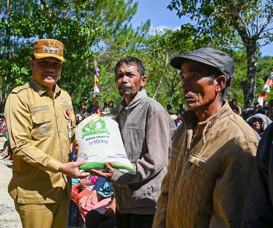 Bupati Humbahas Salurkan Bantuan Pangan Beras Cadangan Pemerintah Tahun 2025 di Kecamatan Sijamapolang