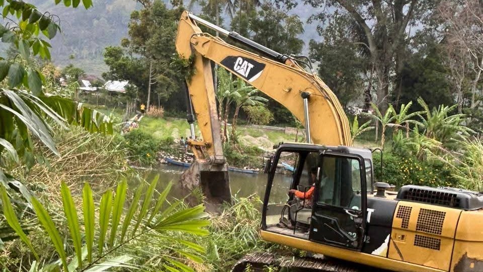 Pemkab Humbahas Laksanakan Normalisasi Sungai di Jembatan Aek Silang Desa Marbun Toruan