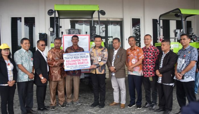 Bupati Humbahas Serahkan 2 Unit Traktor Roda Crawler Kepada Kelompok Tani