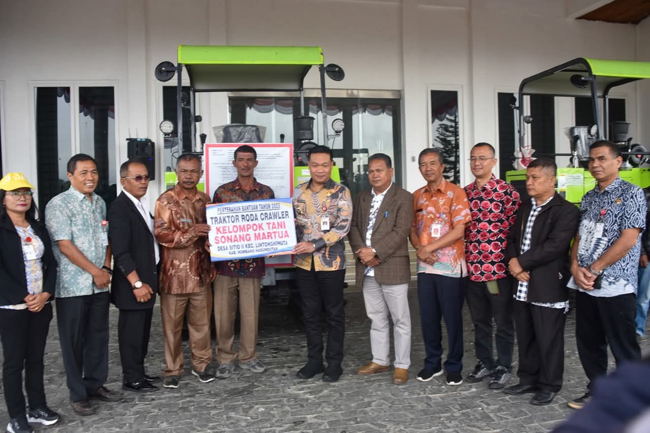 Bupati Humbahas Serahkan 2 Unit Traktor Roda Crawler Kepada Kelompok Tani