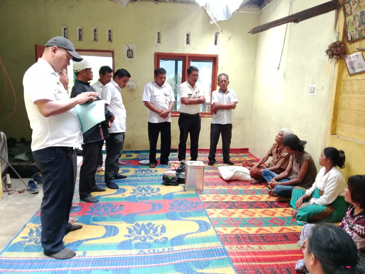 Dinas Sosial Berikan Bantuan Kepada Korban Rumah Tertimpa Pohon di Baktiraja