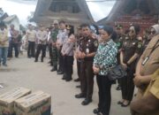 Rumahnya Dilahap si Jago Merah, 8 Keluarga Korban Kebakaran Dapatkan Bantuan dari Kajari Samosir