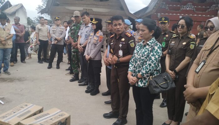 Rumahnya Dilahap si Jago Merah, 8 Keluarga Korban Kebakaran Dapatkan Bantuan dari Kajari Samosir