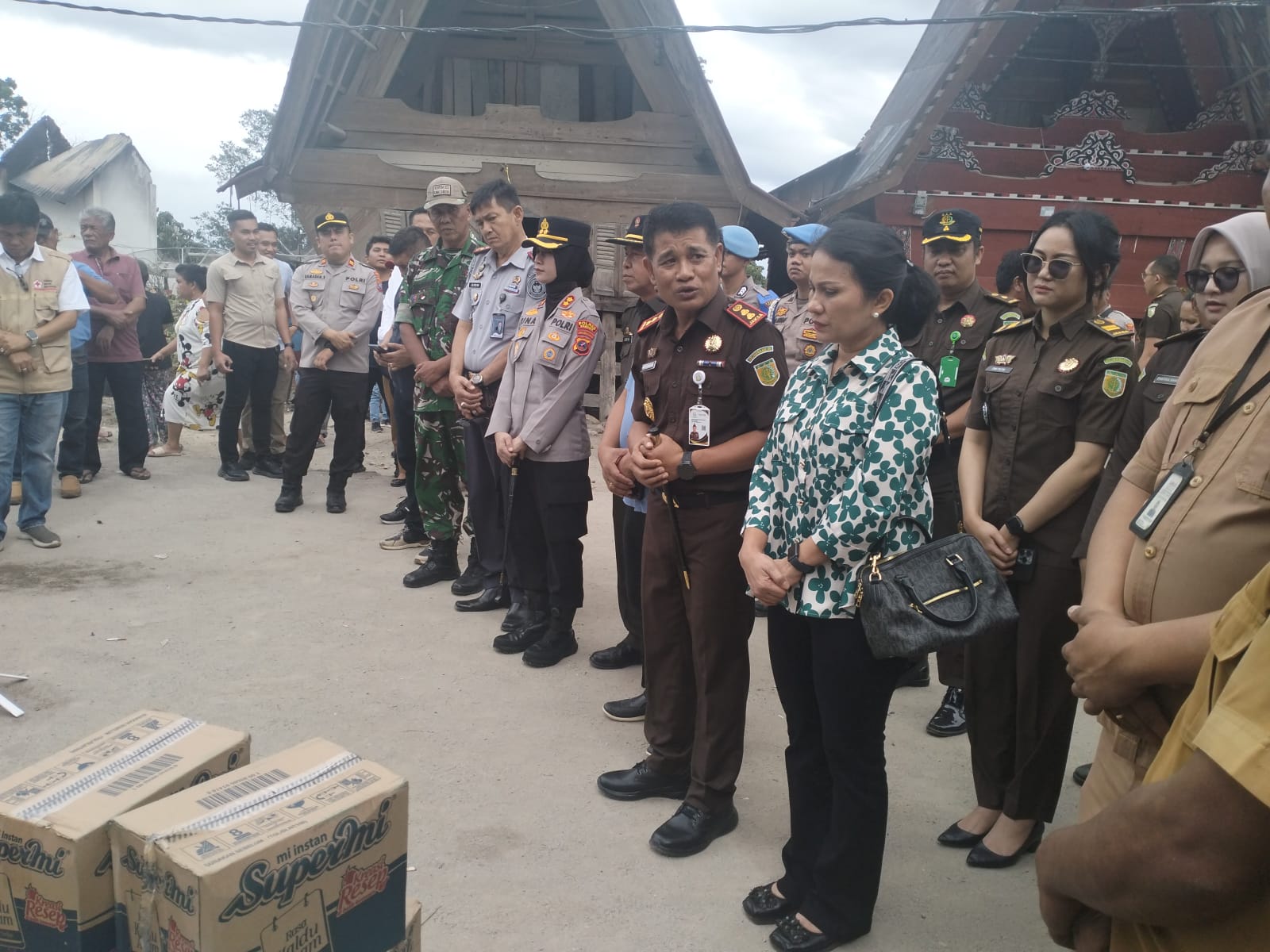 Rumahnya Dilahap si Jago Merah, 8 Keluarga Korban Kebakaran Dapatkan Bantuan dari Kajari Samosir