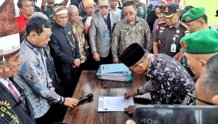 Pemerintah Kabupaten Simalungun Terima Simbol-Simbol Pahlawan Nasional Tuan Rondahaim dari Ahli Waris