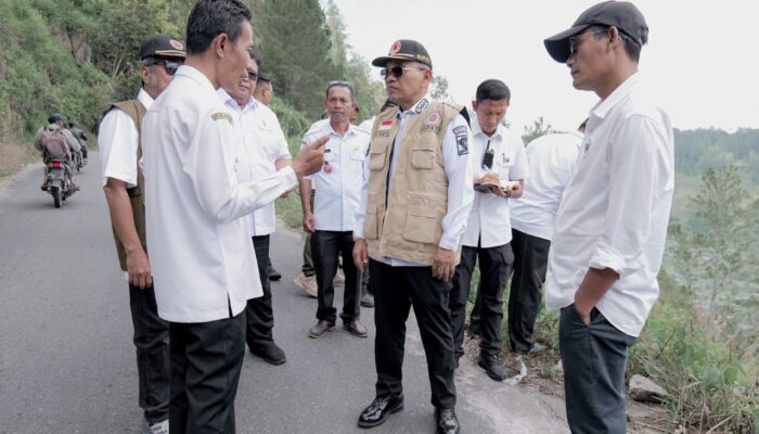 Bupati Simalungun Tinjau Jalan Longsor di Haranggaol: Gerak Cepat untuk Jalan Vital