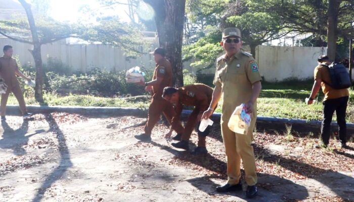 Dukung Gerakan Indonesia ASRI, Bupati Simalungun Ajak ASN Lakukan Kegiatan Bersih-bersih Lingkungan Kerja Usai Apel Pagi