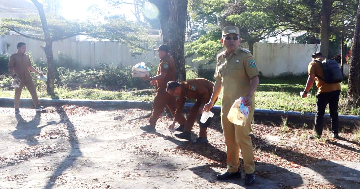 Dukung Gerakan Indonesia ASRI, Bupati Simalungun Ajak ASN Lakukan Kegiatan Bersih-bersih Lingkungan Kerja Usai Apel Pagi