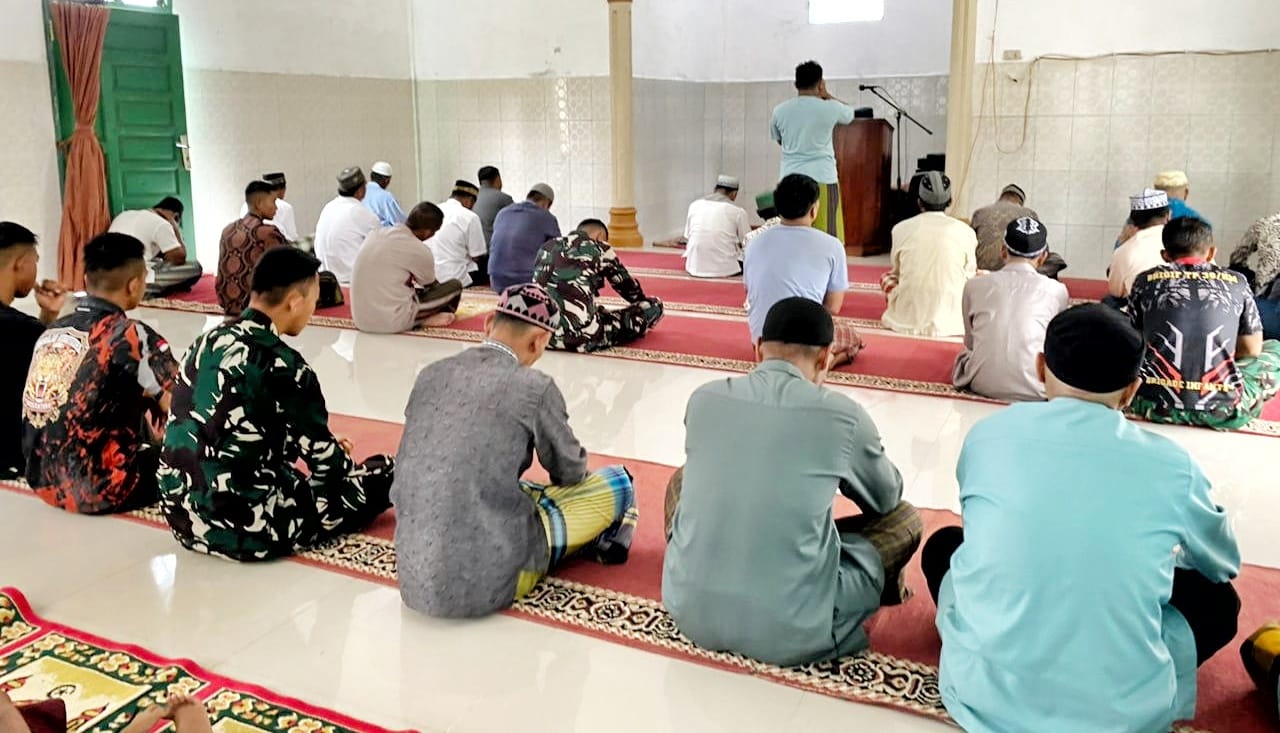 Bersama Warga, Anggota Satgas TMMD ke 127 Kodim 0207/Simalungun, Laksanakan Sholat Jum’at Bersama