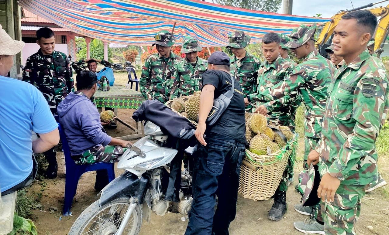 Borong Durian Warga, Satgas TMMD Ke-127 Kodim 0207/Simalungun Bantu Dongkrak Ekonomi Petani