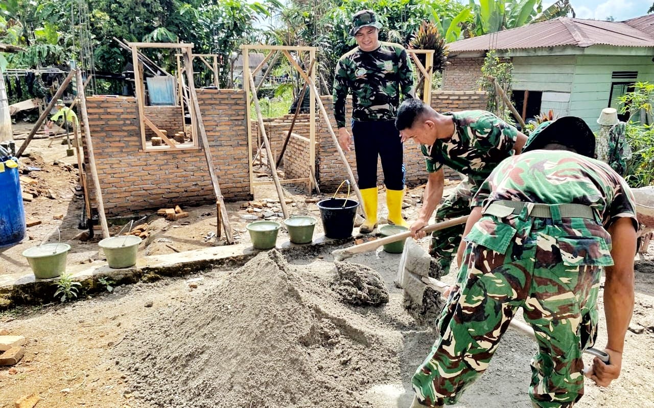 Satgas TMMD Ke-127 Kodim 0207/Simalungun Lanjutkan Pengerjaan RTLH Rumah Warga di Nagori Bahapal