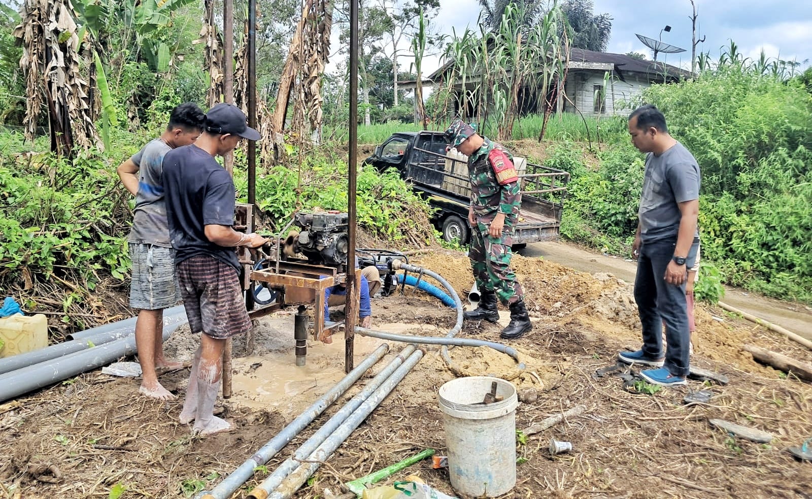 Satgas TMMD Ke-127 Kodim 0207/Simalungun dan Warga Gotong Royong Bangun Sumur Bor di Nagori Dame Raya