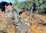 Satgas TMMD Ke-127 Kodim 0207/Simalungun Bersama Warga Laksanakan Pengerjaan Saluran Drainase di Nagori Bahapal