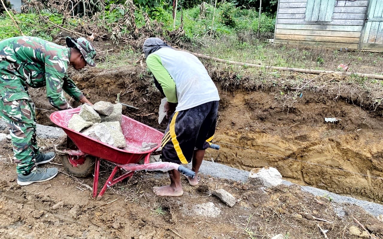 Satgas TMMD ke-127 Kodim 0207/Simalungun dan Warga Bahapal Kebut Pengerjaan Drainase