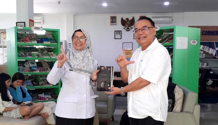 Dr. Sarbudin Panjaitan Serahkan Buku “Diskresi Kepala Daerah” ke Perpustakaan Kota Pematangsiantar