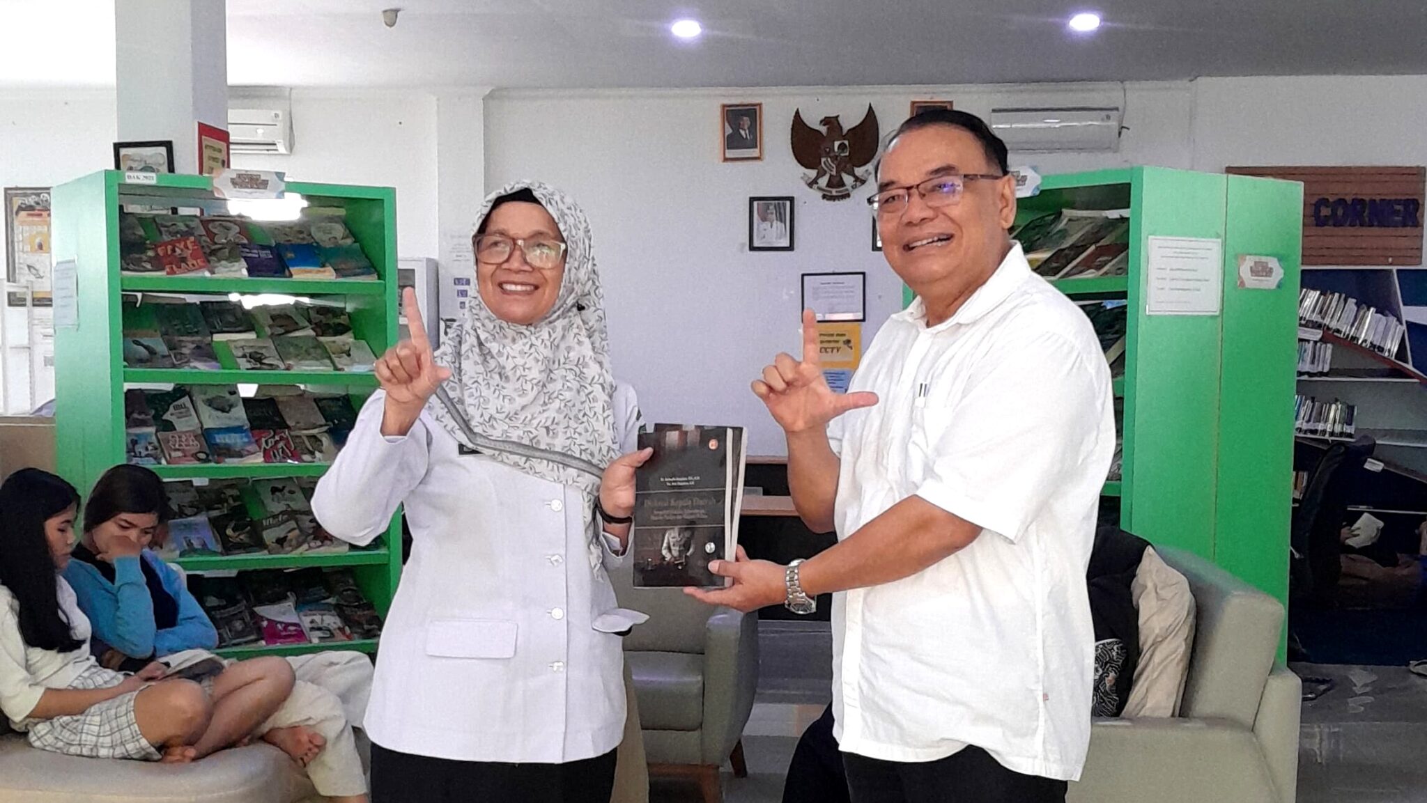 Dr. Sarbudin Panjaitan Serahkan Buku “Diskresi Kepala Daerah” ke Perpustakaan Kota Pematangsiantar