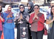 Hadiri Hari Jadi Ke 22 Kabupaten Samosir, Ny Hj Darmawati Anton Achmad Saragih: Semoga Semakin Maju dan Sejahtera