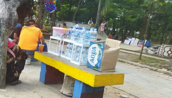 Kursi Lapangan Merdeka Dikuasai Dagangan, “Air Mineral Duduk di Kursi, Warga di Pinggir Jalan”