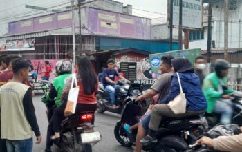 Yayasan Sosial Dharma Bakti Congcen Bagikan 300 Takjil di Jalan Pane