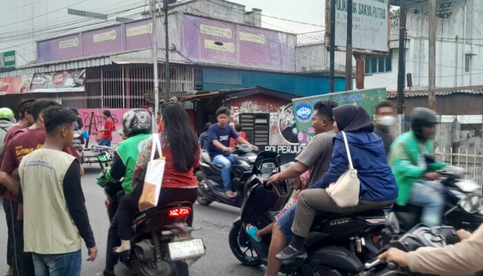 Yayasan Sosial Dharma Bakti Congcen Bagikan 300 Takjil di Jalan Pane
