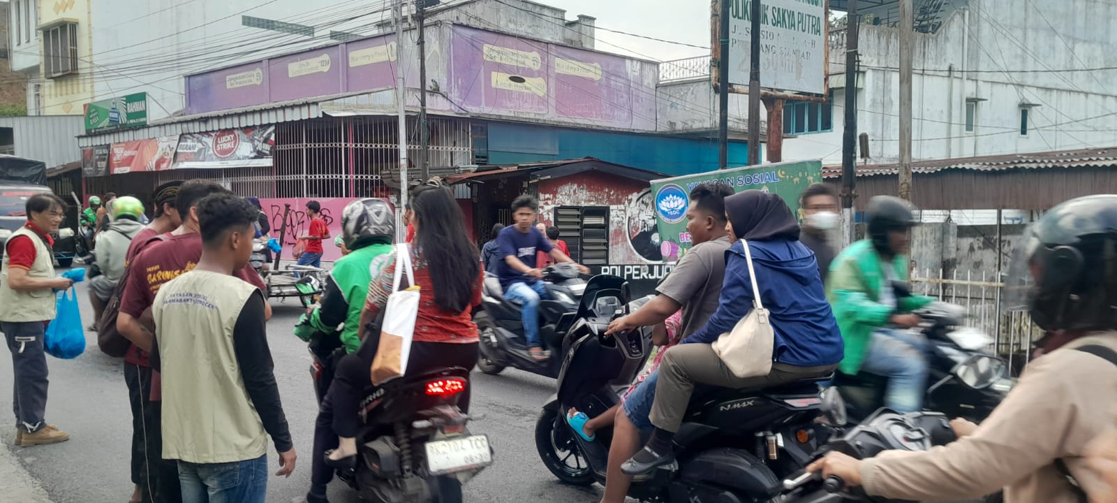 Yayasan Sosial Dharma Bakti Congcen Bagikan 300 Takjil di Jalan Pane