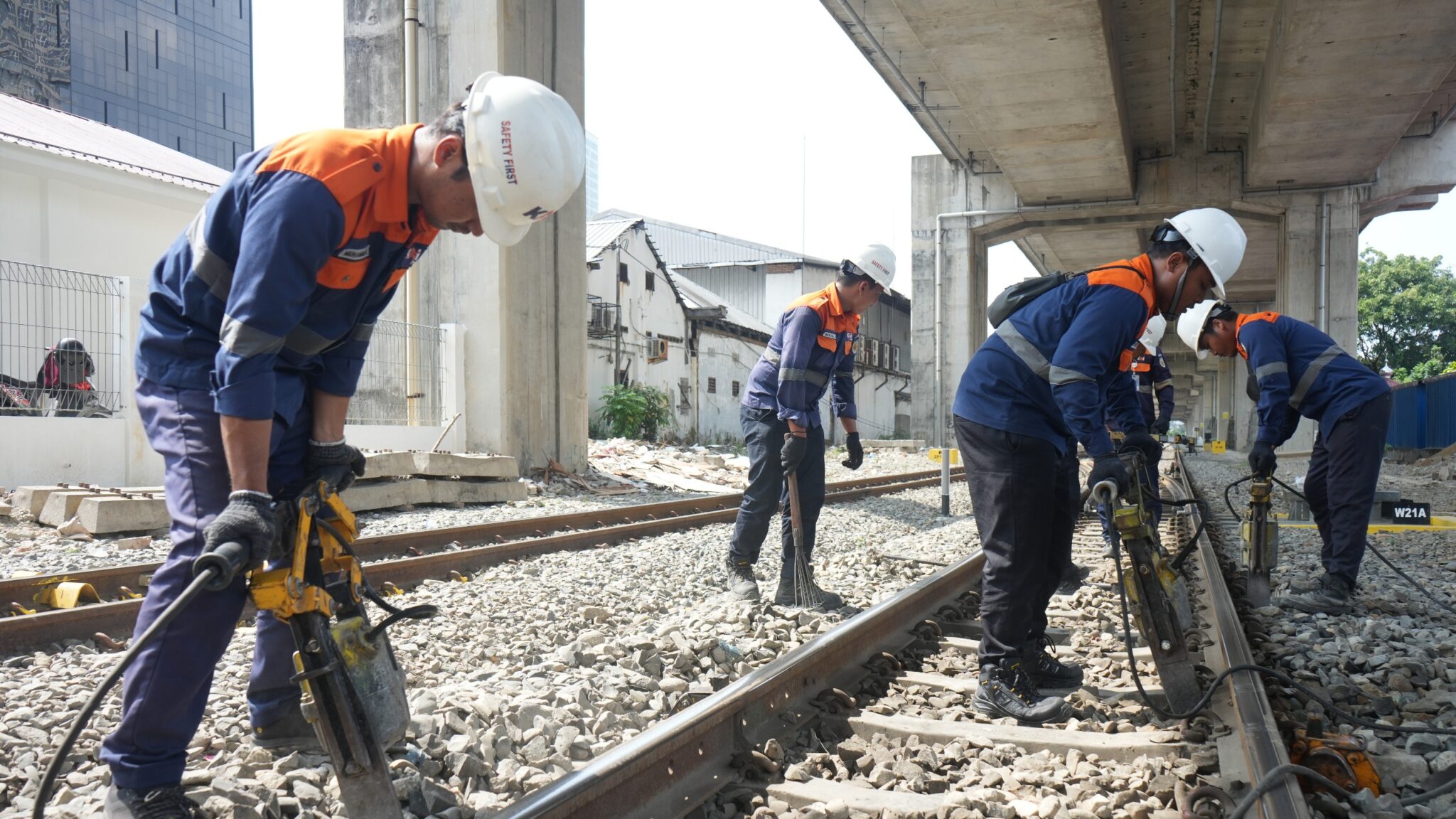 Matangkan Persiapan Jelang Angkutan Lebaran 2026, KAI Sumut Lakukan Perawatan Jalur Rel