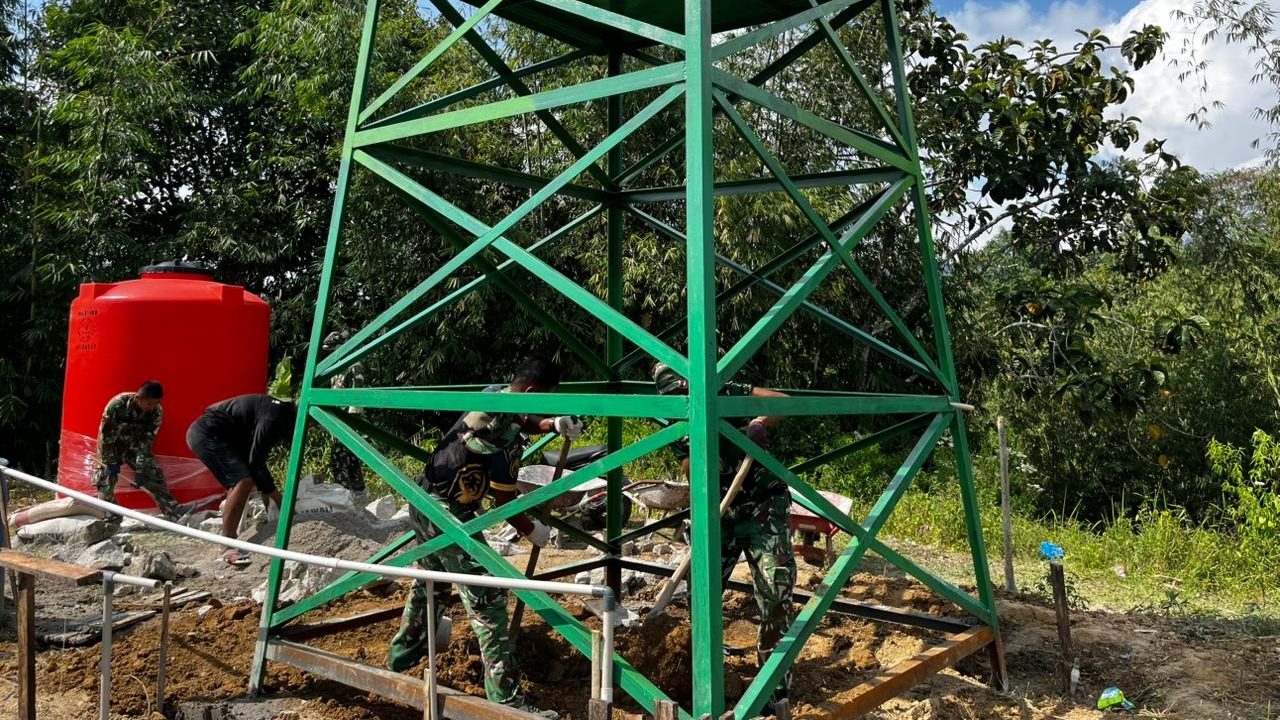 Satgas TMMD Gerak Cepat Pasang Pipa Tandon Sumur Bor, Air Bersih Segera Dinikmati Warga Nagori Limag