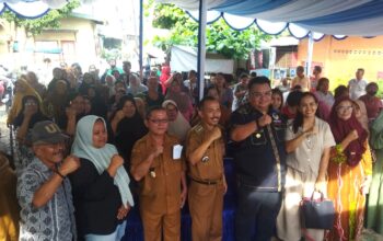 Reses Ketua Komisi I DPRD Siantar, Nenek Tukang Kusut Mengaku Tak Dapat Bantuan karena Disangka Pensiunan