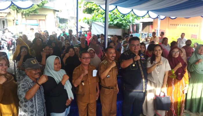 Reses Ketua Komisi I DPRD Siantar, Nenek Tukang Kusut Mengaku Tak Dapat Bantuan karena Disangka Pensiunan